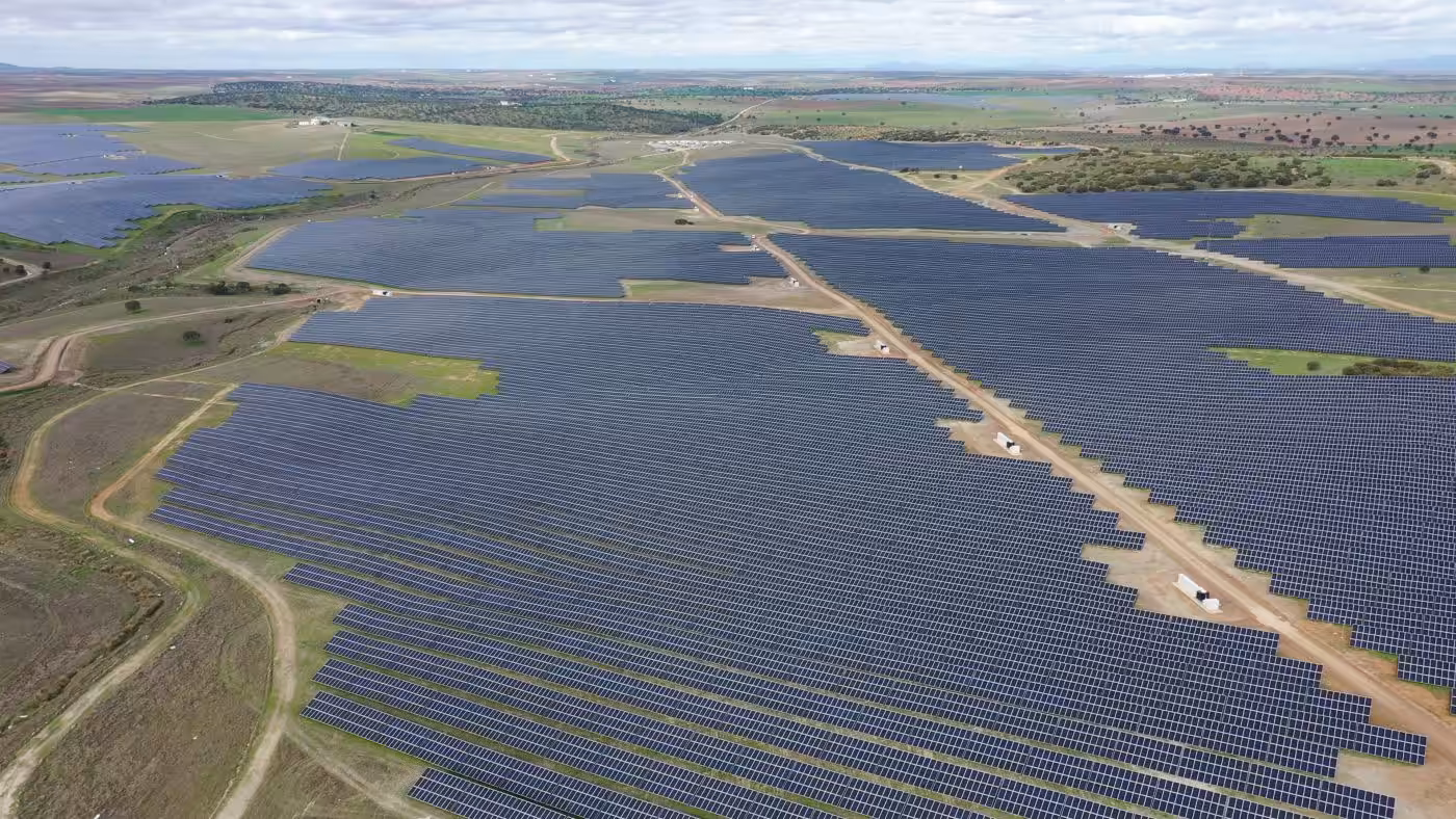 iberdrola-pone-en-funcionamiento-el-mayor-parque-fotovoltaico-de-europa-construido-por-eiffage-energia